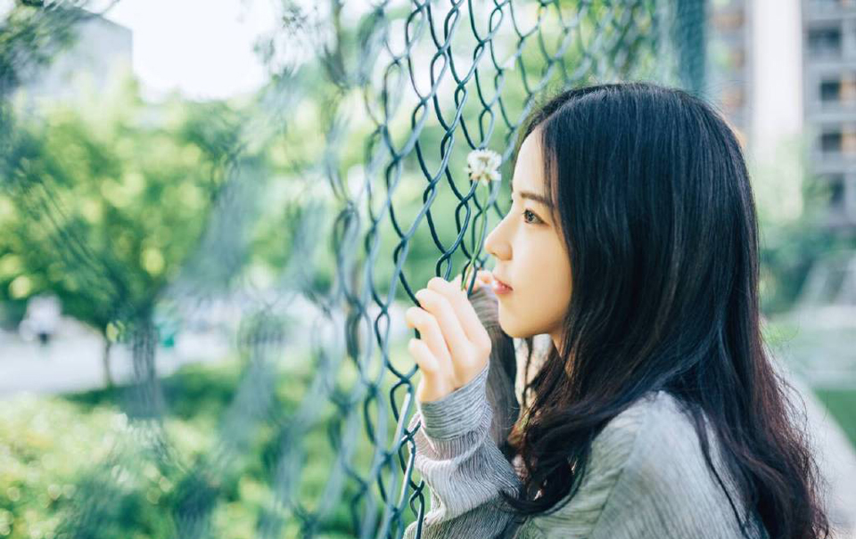“军师，若事不可违的话，不如……”诸葛亮身边，年轻的马谡看向诸葛亮，犹豫了一下，开口劝道。